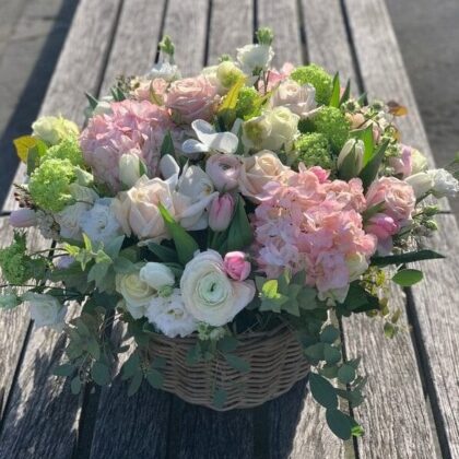 Corbeille rose poudré et blanc