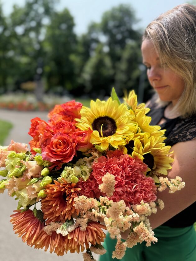 Colorful florist's bouquet - Image 2